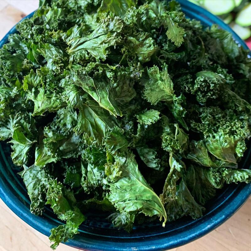 cliomakeup-ricetta-chips-cavolo-nero-condimenti-ciotola