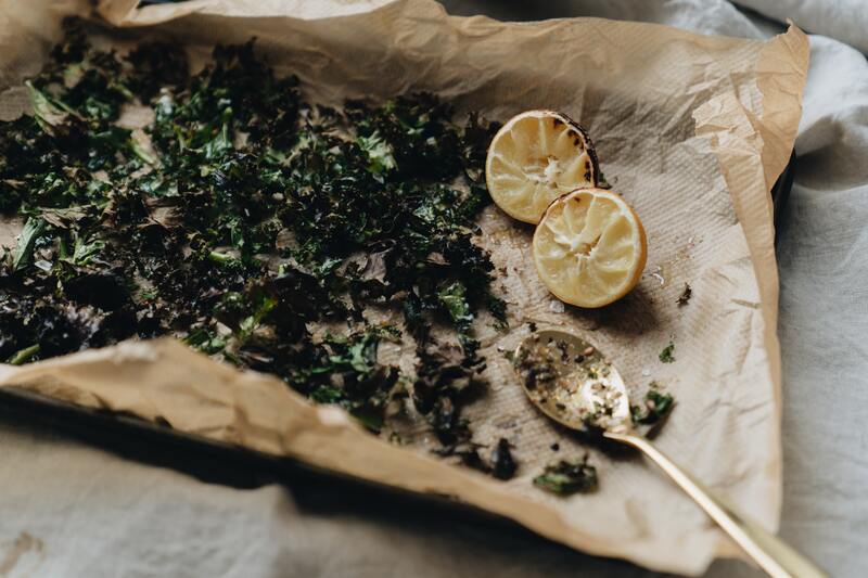 cliomakeup-ricetta-chips-cavolo-nero-teglia-condita
