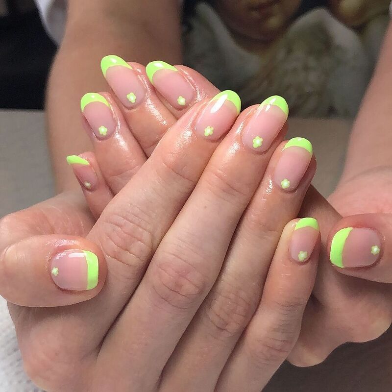 cliomakeup-funky-french-manicure-giallo-acceso