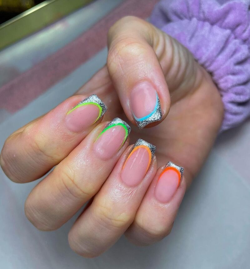 cliomakeup-funky-french-manicure-metal-colorate