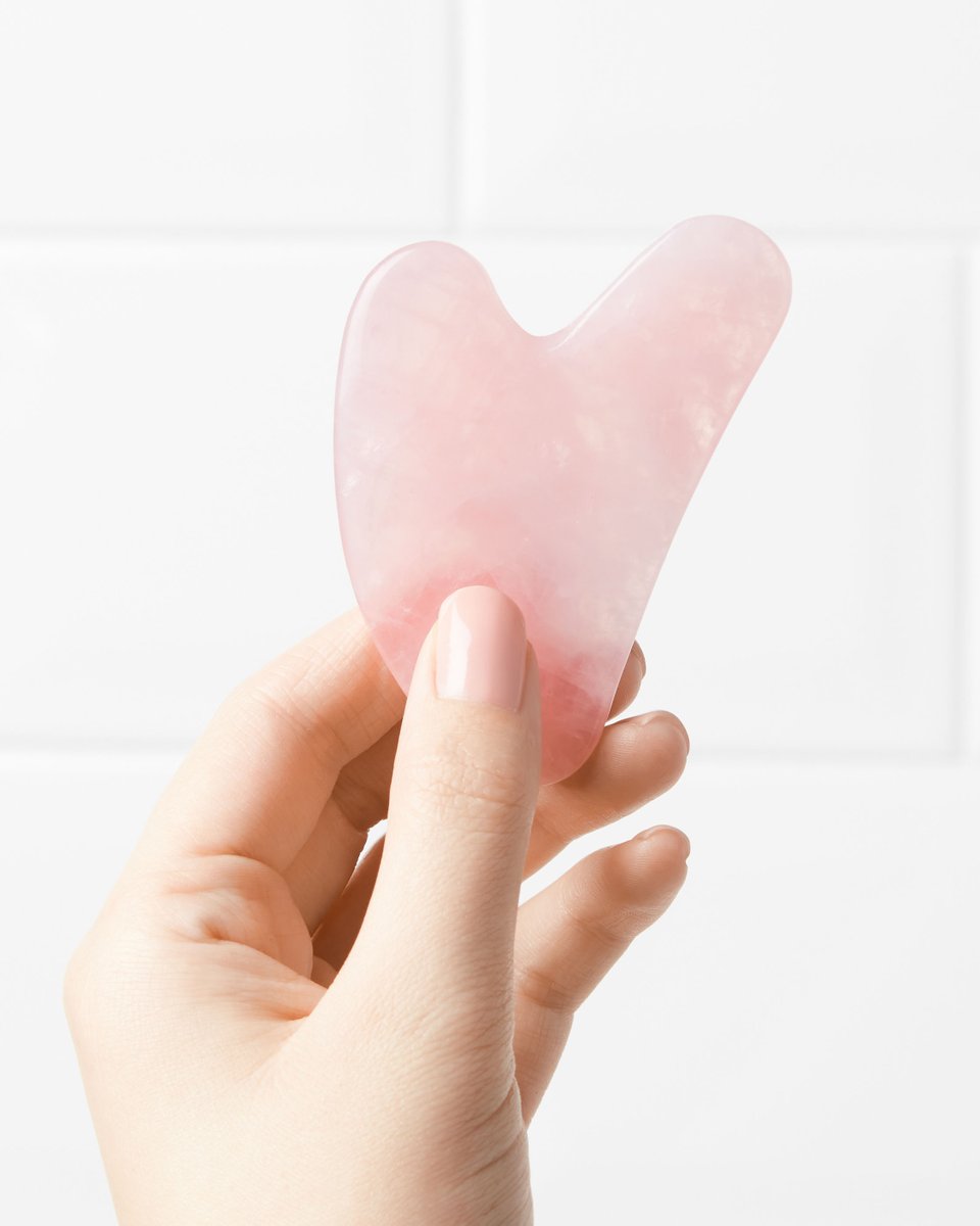 Cliomakeup-prodotti-beauty-famosi-su-tiktok-ESPA-Rose-Quartz-Gua-Sha-Tool