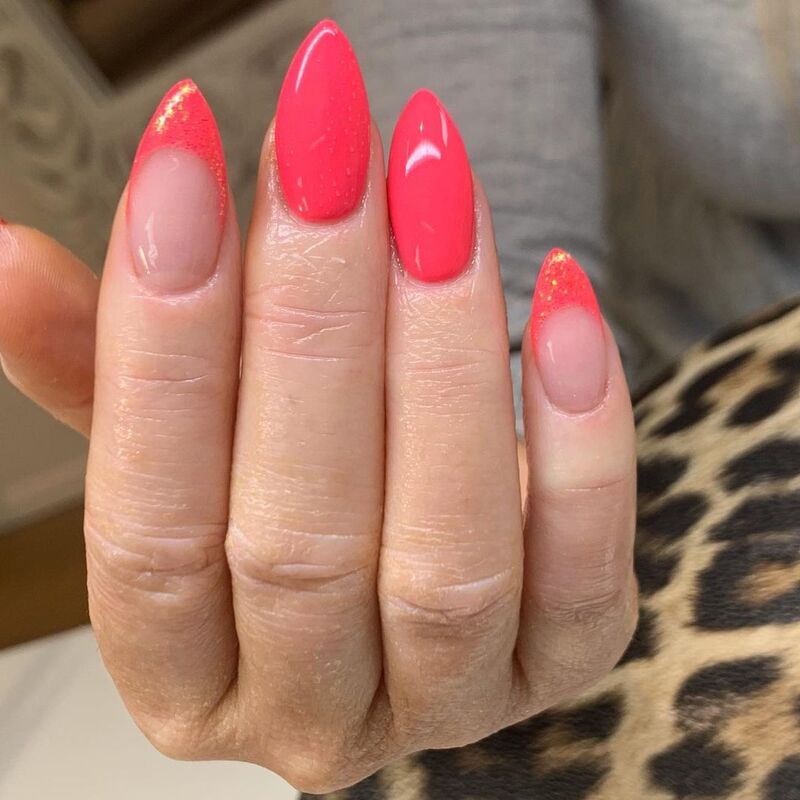 cliomakeup-colori-unghie-primavera-estate-2021-corallo-nail-art