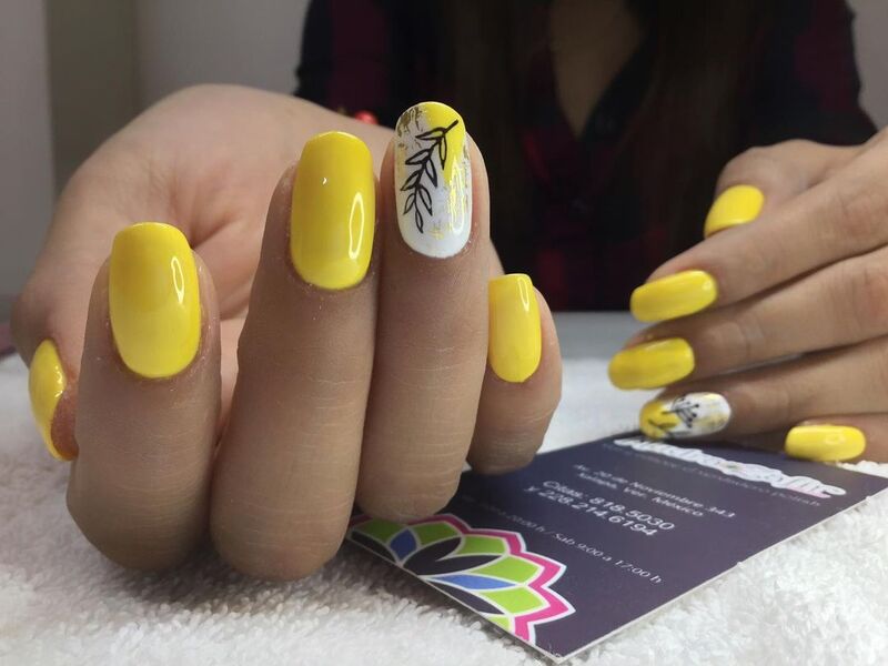 cliomakeup-colori-unghie-primavera-estate-2021-illuminating-nail-art