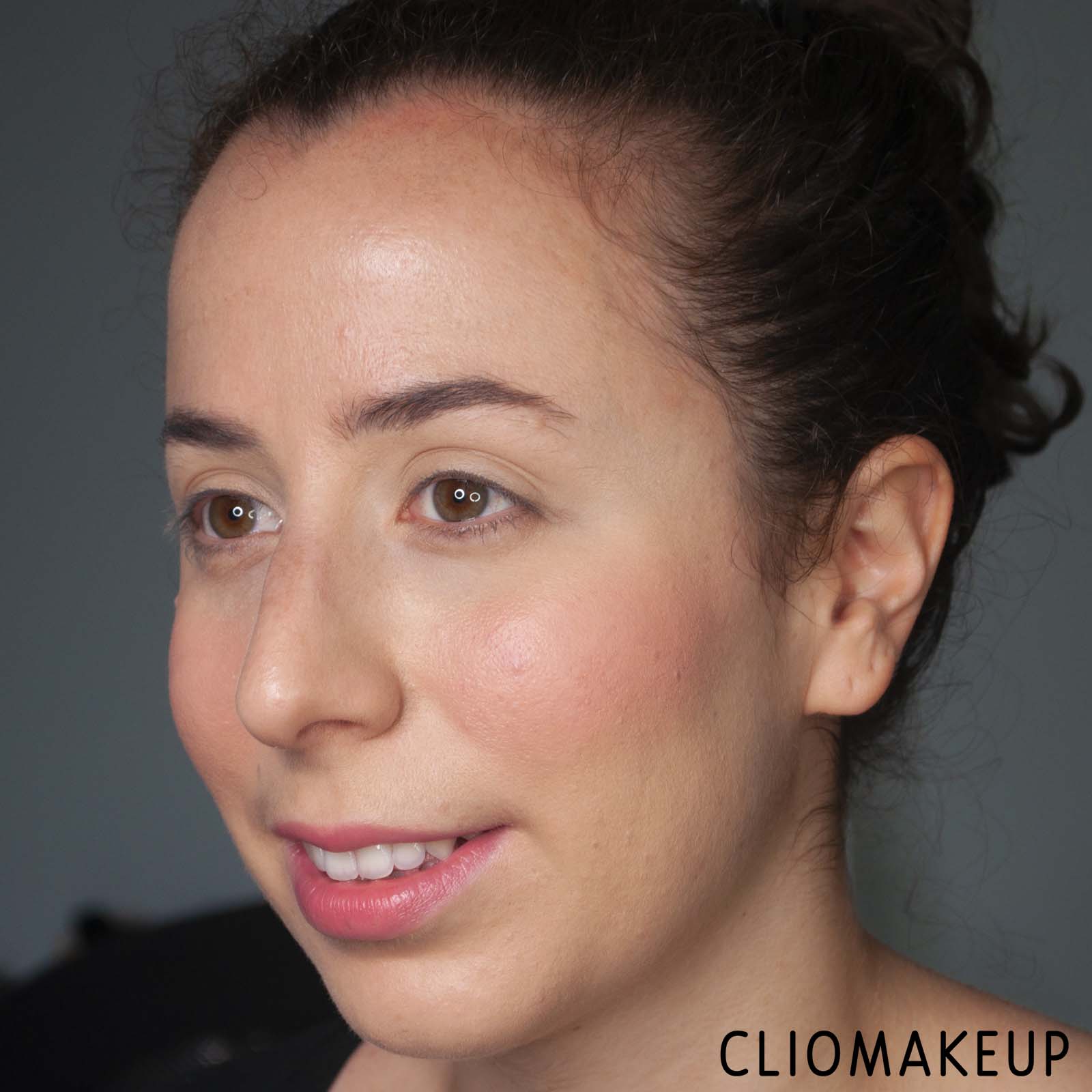 cliomakeup-recensione-bronzer-essence-the-glowin-golds-vitamin-e-baked-luminous-bronzer-9