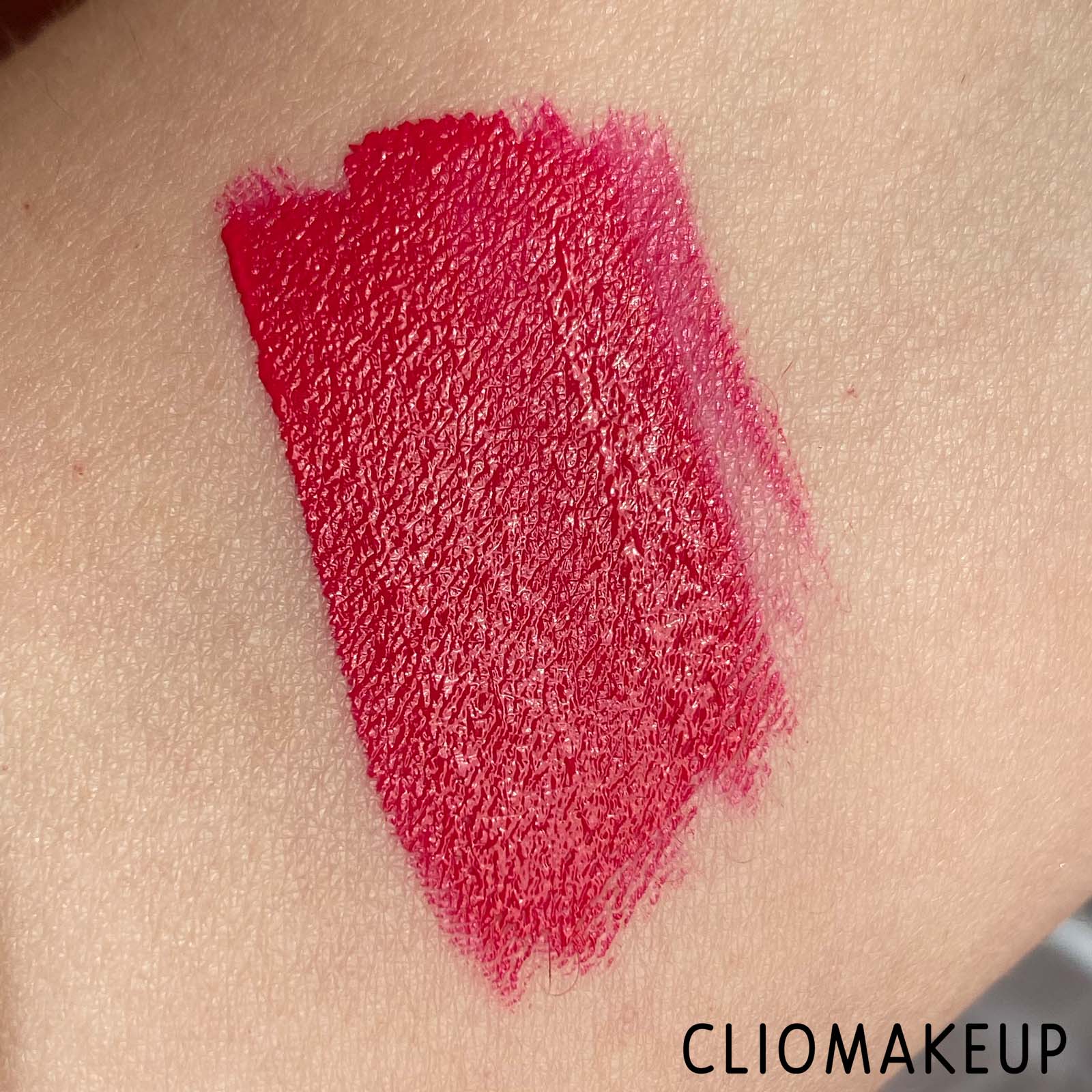 Cliomakeup-Recensione-Rossetto-MAC-Love-Me-Liquid-Lipcolour-6