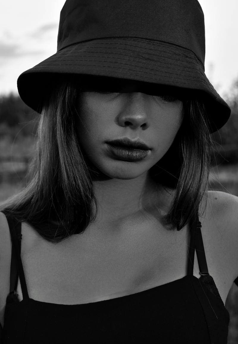 cliomakeup-cappelli-estate-2021-pexels-marina-kurmanska-3272195
