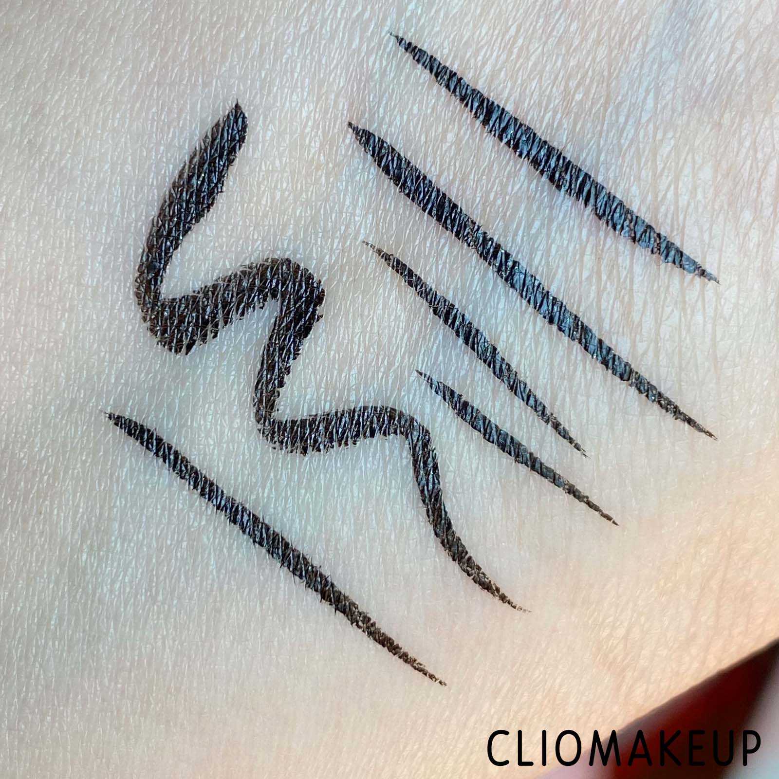 Cliomakeup-Recensione-Eyeliner-Revolution-Relove-Slick-Flick-Eyeliner-6