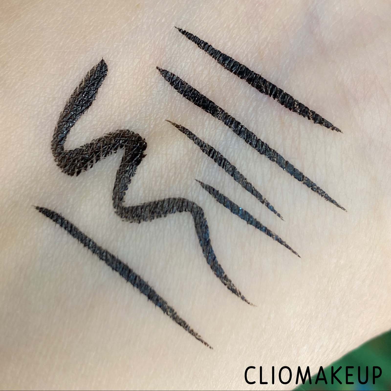 Cliomakeup-Recensione-Eyeliner-Revolution-Relove-Slick-Flick-Eyeliner-7