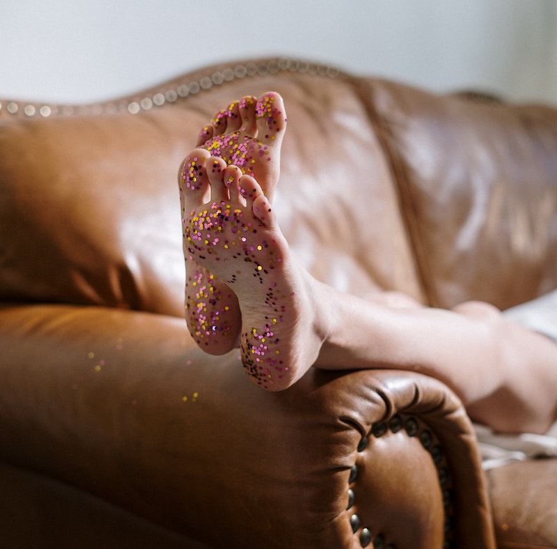 cliomakeup-come-togliere-aloni-dai-sandali-teamclio-piedi