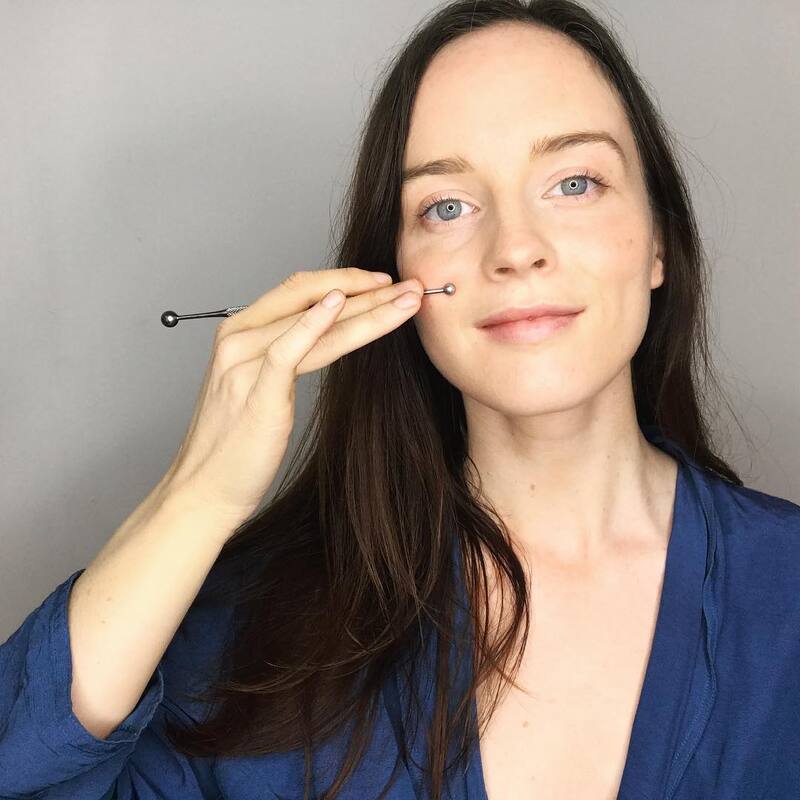 cliomakeup-riflessologia-facciale-bastoncino-agopuntura