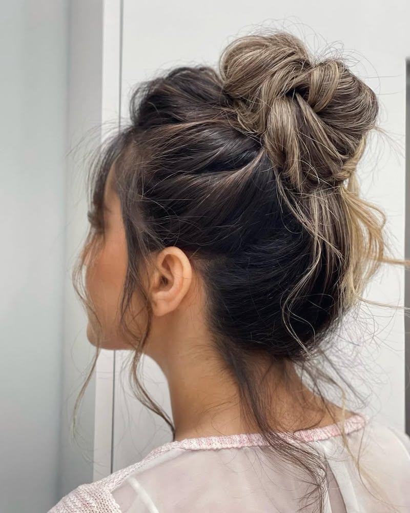 come-scegliere-lo-chignon-in-base-alla-forma-del-viso-alto-messy