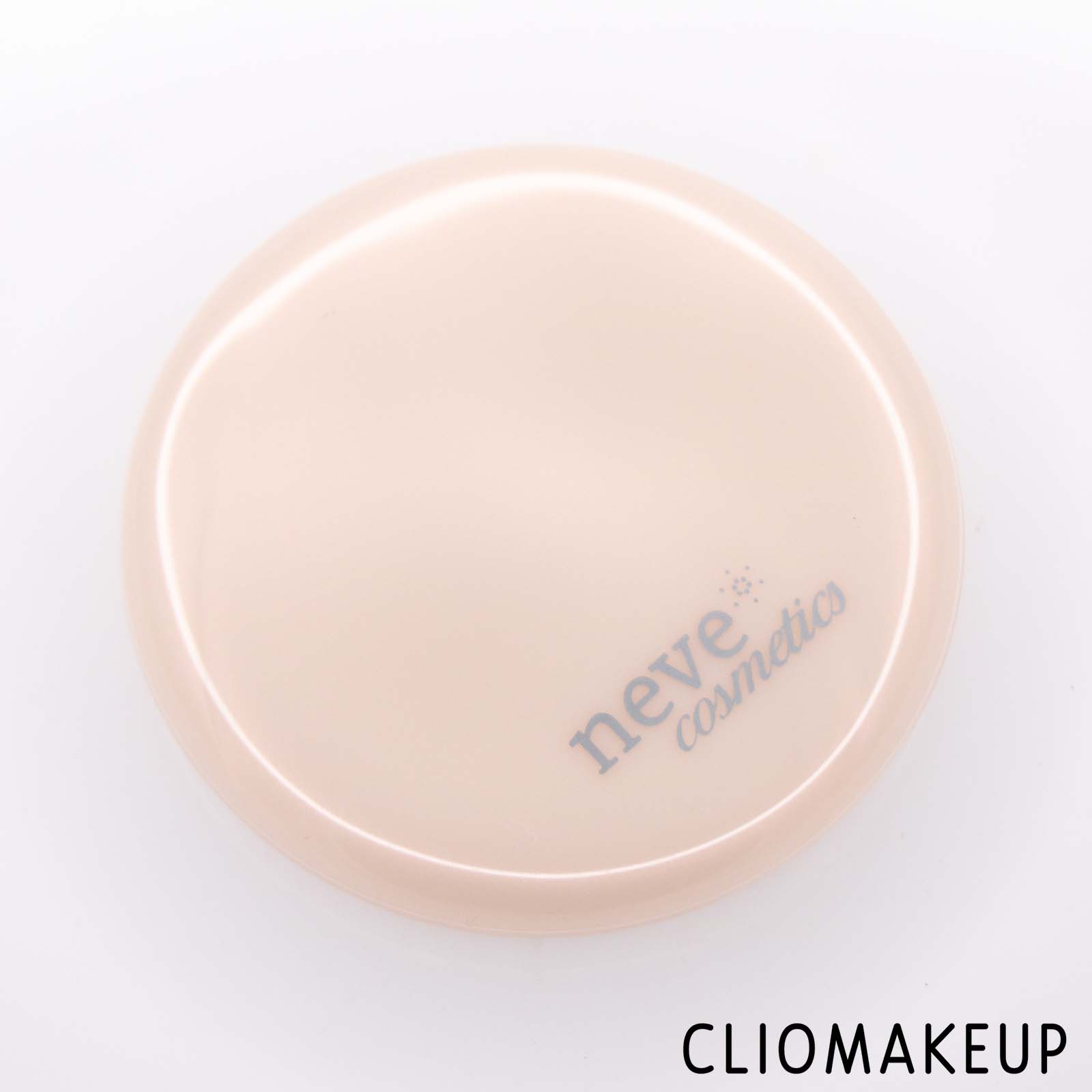 Cliomakeup-Neve-Cosmetics-Flat-Perfection-Smoothing-Compact-Powder-Fluffy-Matte-Cipria-2