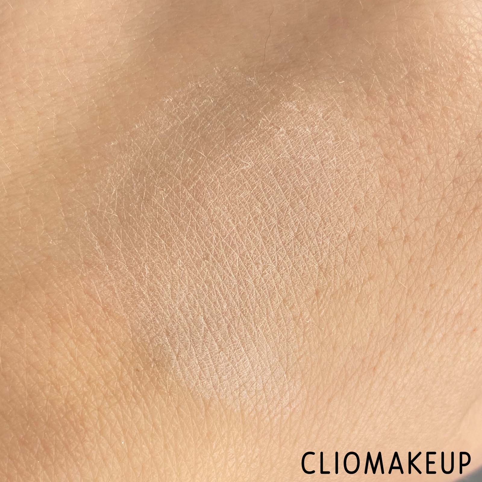 Cliomakeup-Neve-Cosmetics-Flat-Perfection-Smoothing-Compact-Powder-Fluffy-Matte-Cipria-7