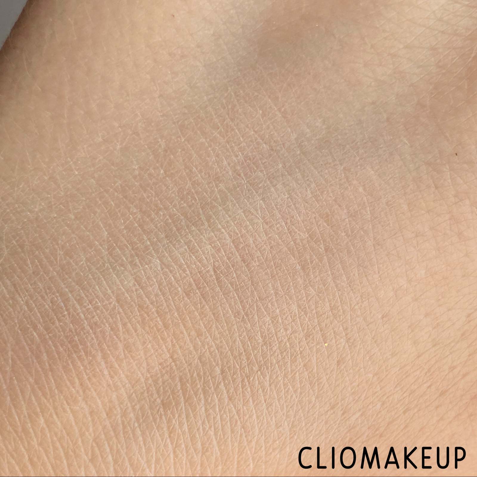 Cliomakeup-Neve-Cosmetics-Flat-Perfection-Smoothing-Compact-Powder-Fluffy-Matte-Cipria-8