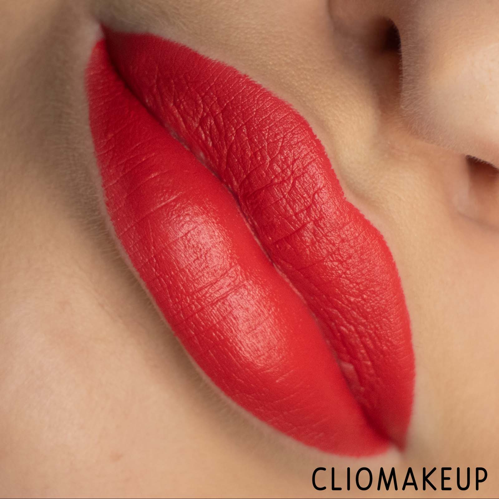 Cliomakeup-Recensione-rossetto-MAC-The-Disney-Cruella-Collection-Matte-Lipstick-10