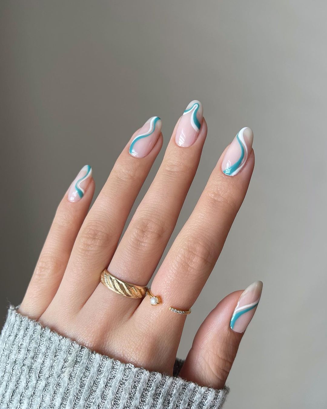 Cliomakeup-unghie-estive-semplici-2021-Swirl-Nails-bianco-azzurro