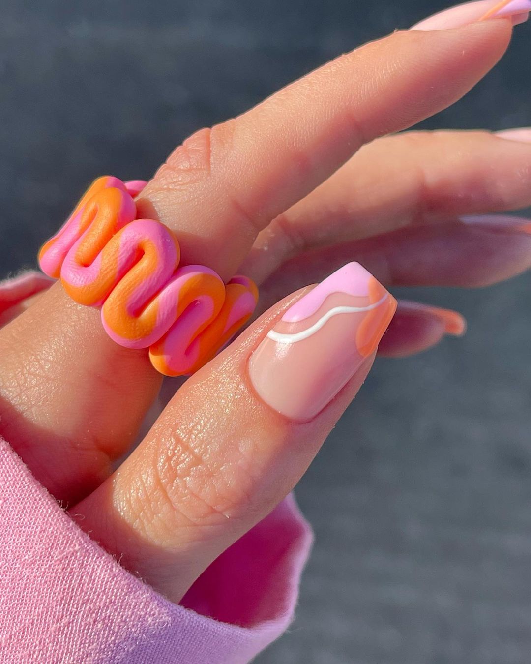 Cliomakeup-unghie-estive-semplici-2021-Swirl Nails-rosa-arancione