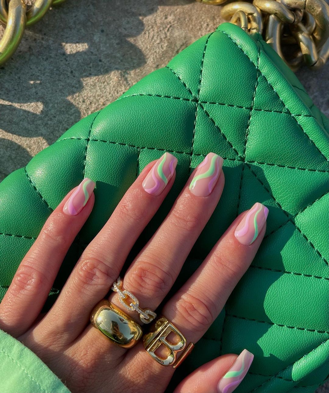 Cliomakeup-unghie-estive-semplici-2021-Swirl-Nails-rosa-verde