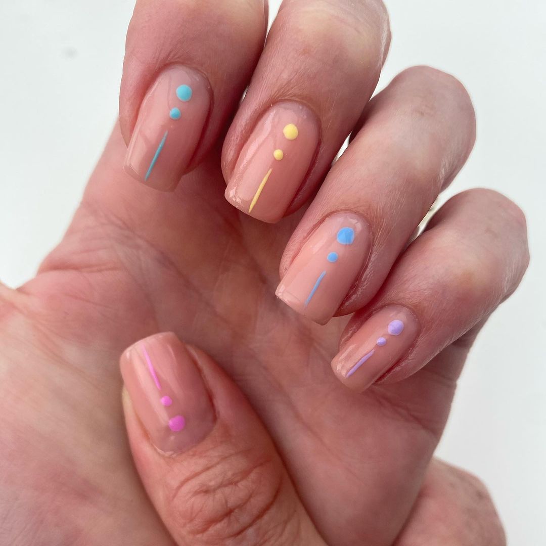 Cliomakeup-unghie-estive-semplici-2021-dot-manicure-colorate