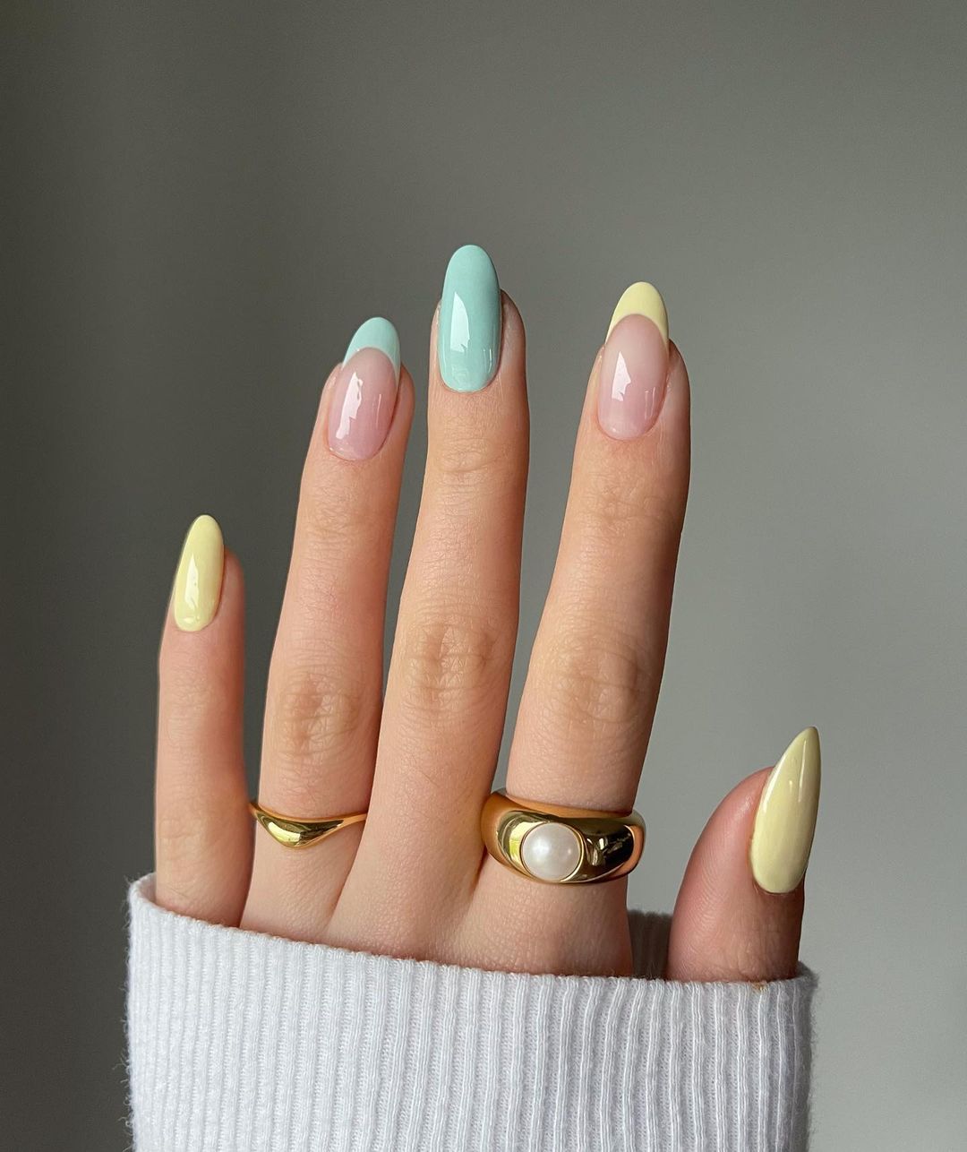 Cliomakeup-unghie-estive-semplici-2021-french-manicure-mismetched