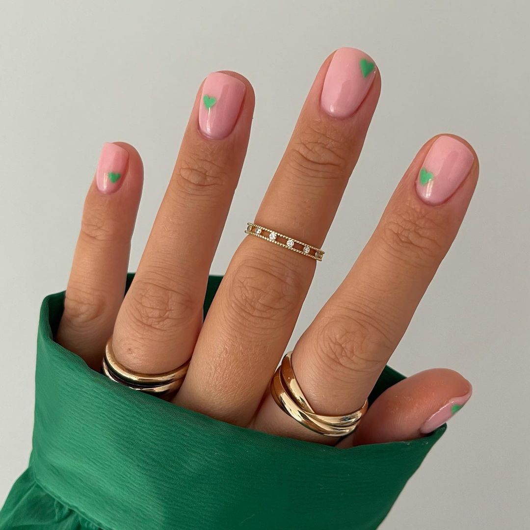 Cliomakeup-unghie-estive-semplici-2021-minimal-cuore-verde