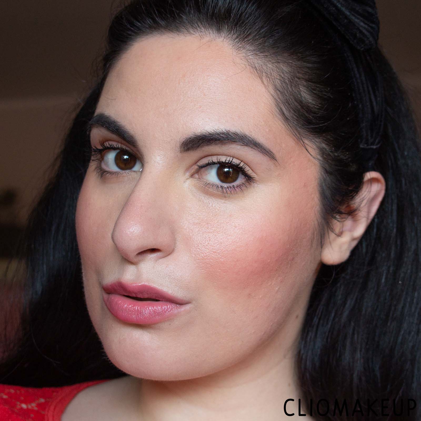 cliomakeup-recensione-illuminante-revolution-glow-skin-gloss-face-e-body-gloss-10