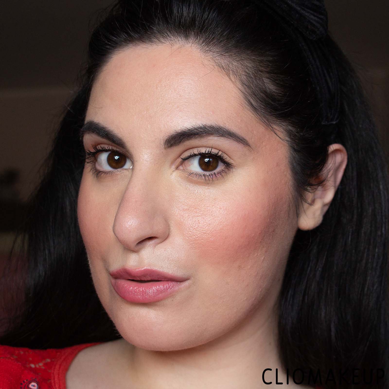 cliomakeup-recensione-illuminante-revolution-glow-skin-gloss-face-e-body-gloss-11