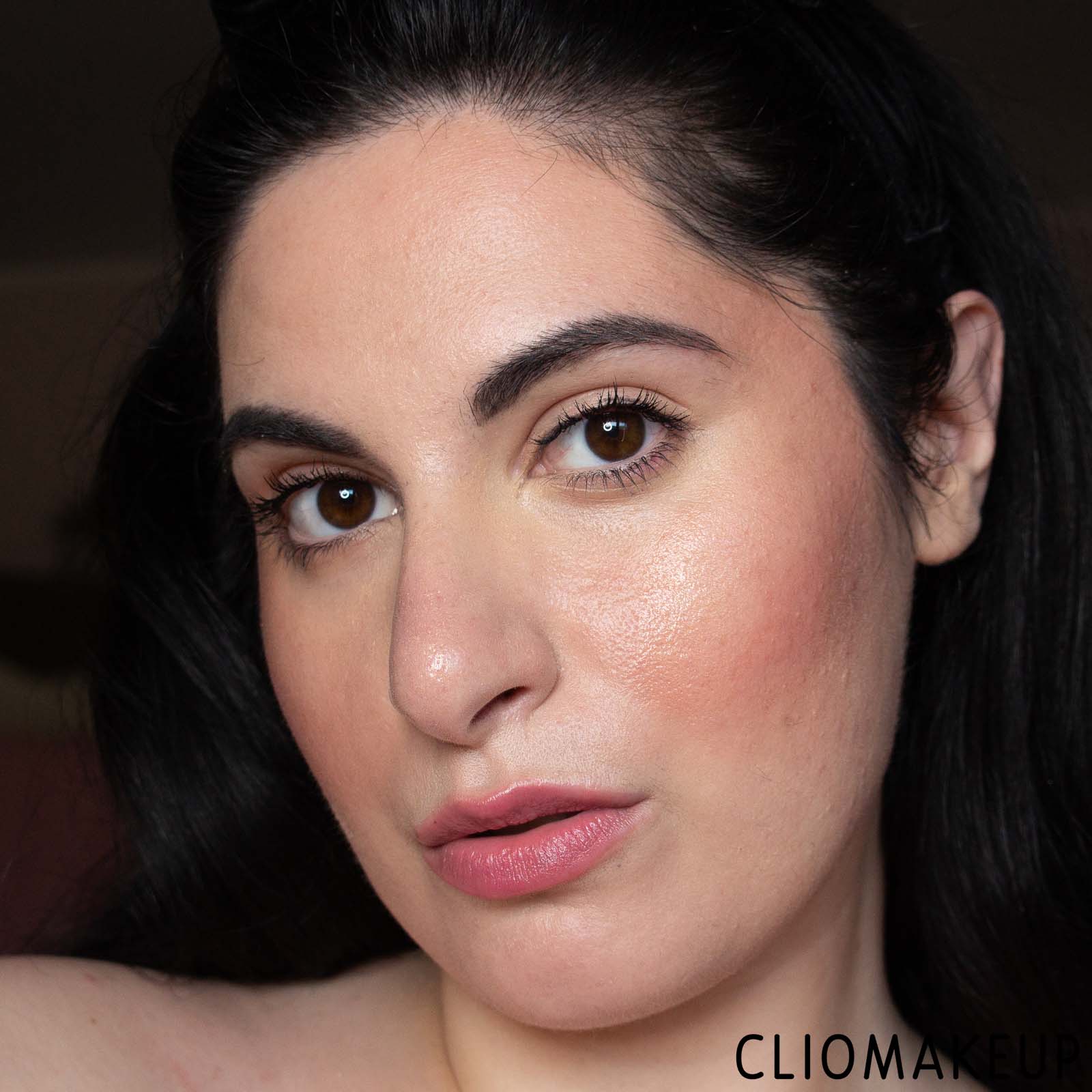 cliomakeup-recensione-illuminante-revolution-glow-skin-gloss-face-e-body-gloss-13