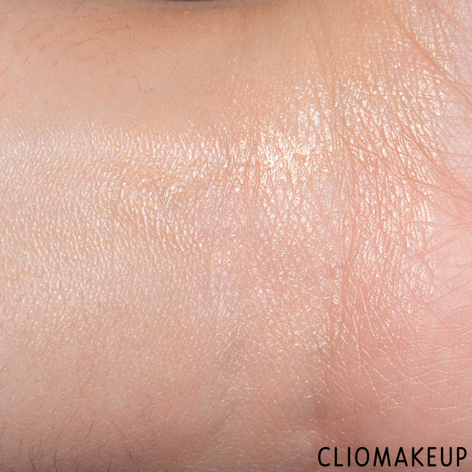 cliomakeup-recensione-illuminante-revolution-glow-skin-gloss-face-e-body-gloss-9