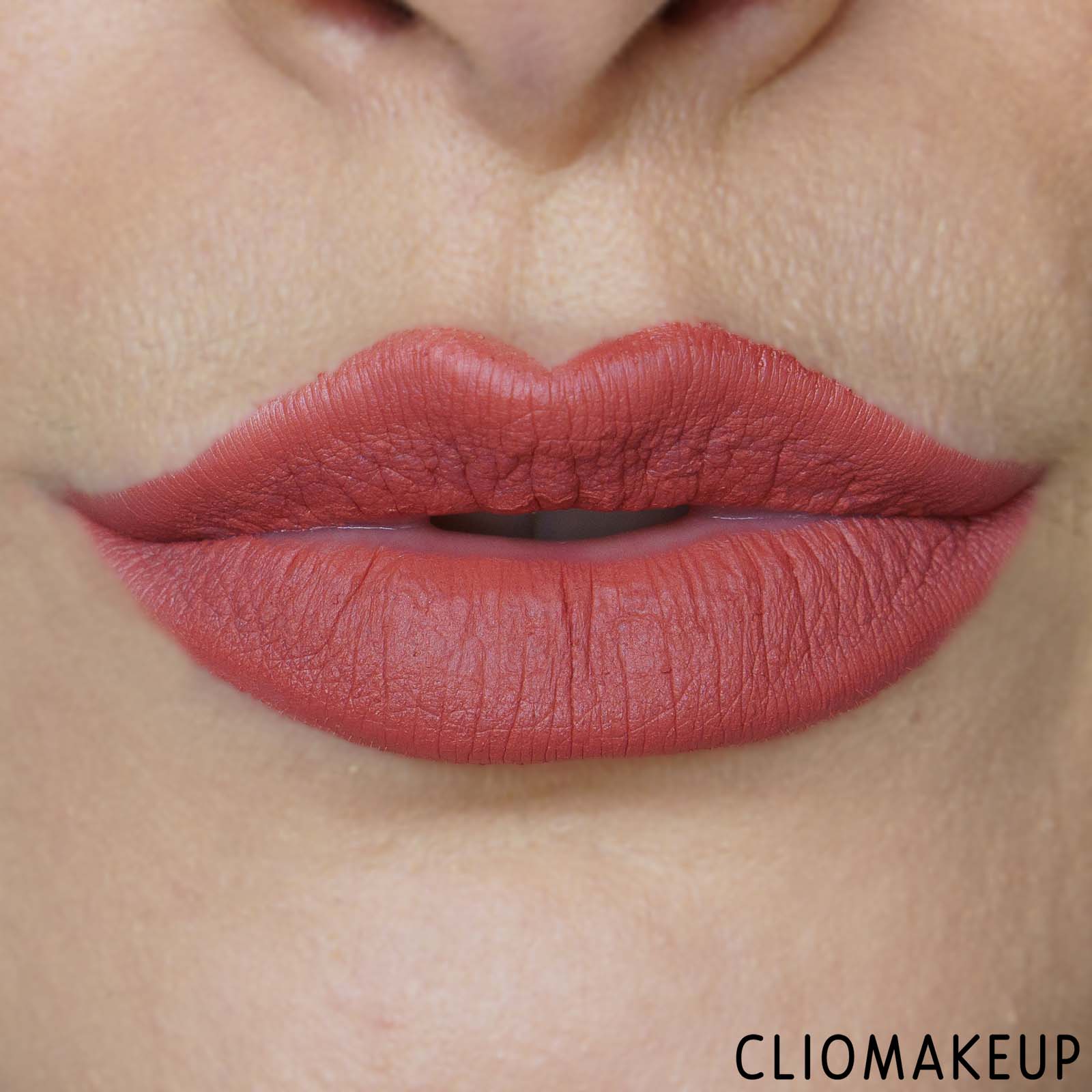 cliomakeup-recensione-rossetto-kiko-charming-escape-luxurious-matte-lipstick-11
