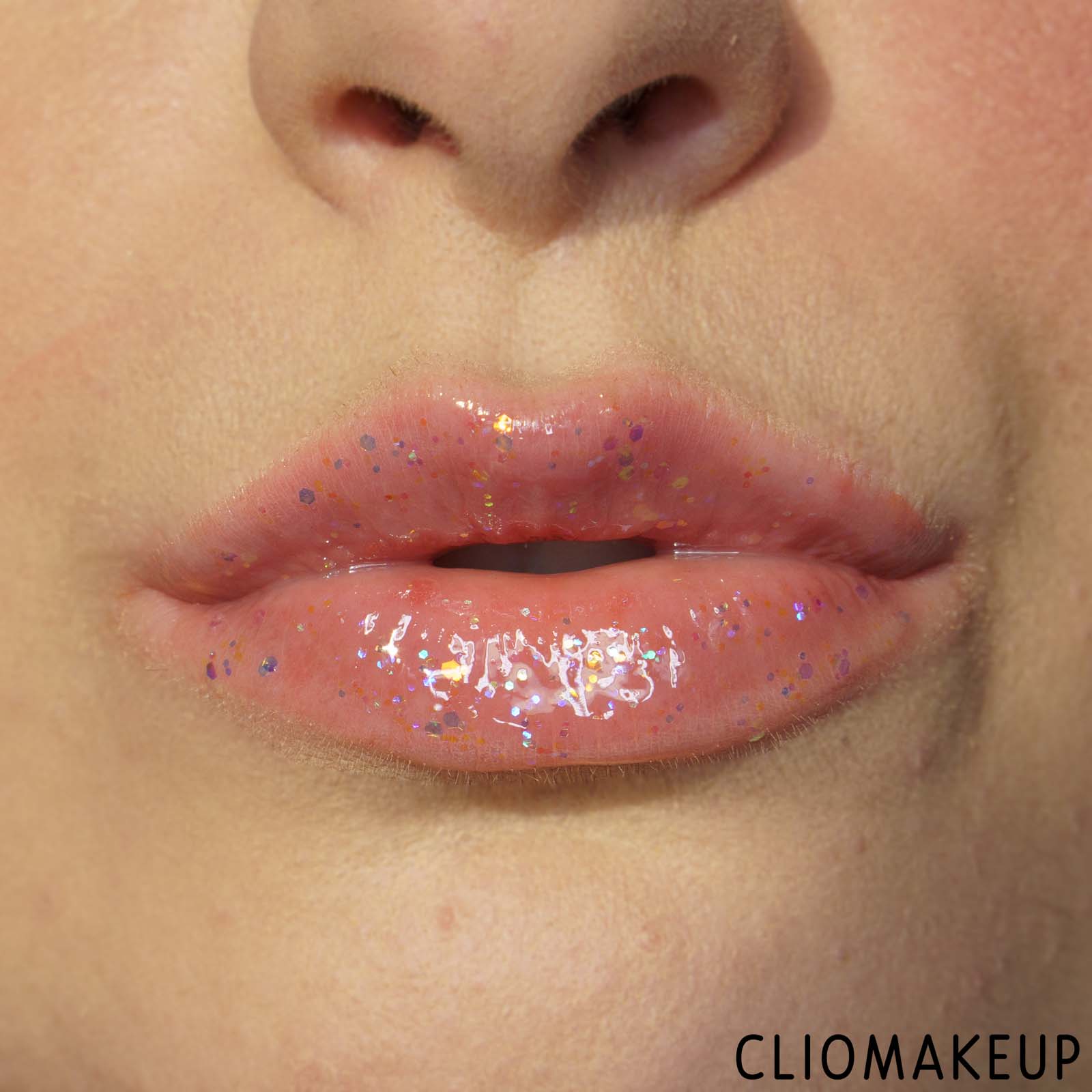 cliomakeup-recensione-gloss-essence-into-the-snow-glow-sparkly-lip-topper-10