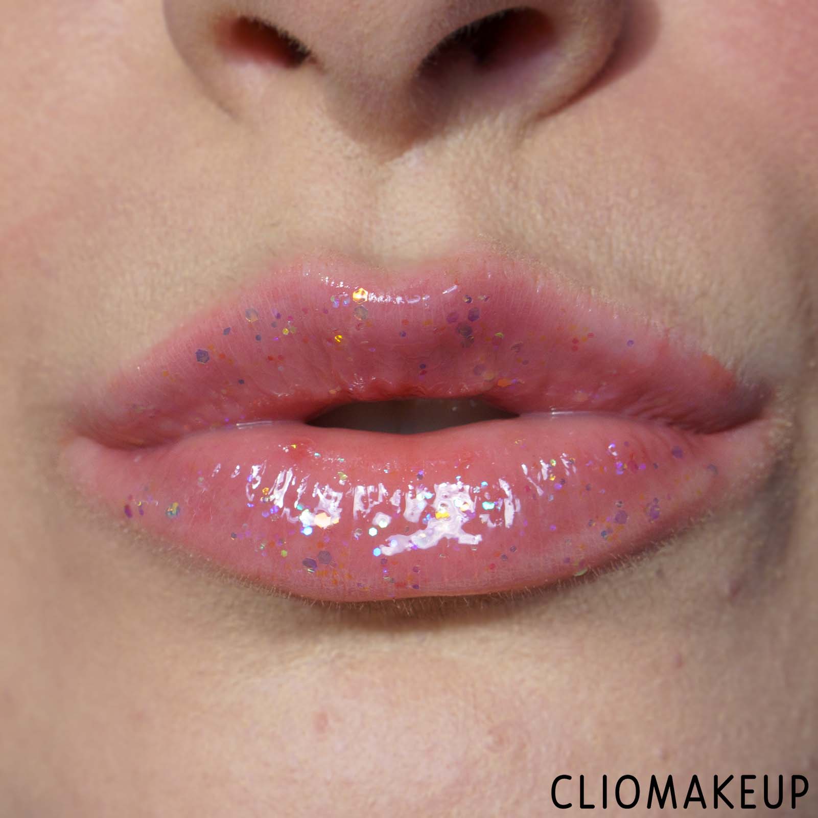 cliomakeup-recensione-gloss-essence-into-the-snow-glow-sparkly-lip-topper-11