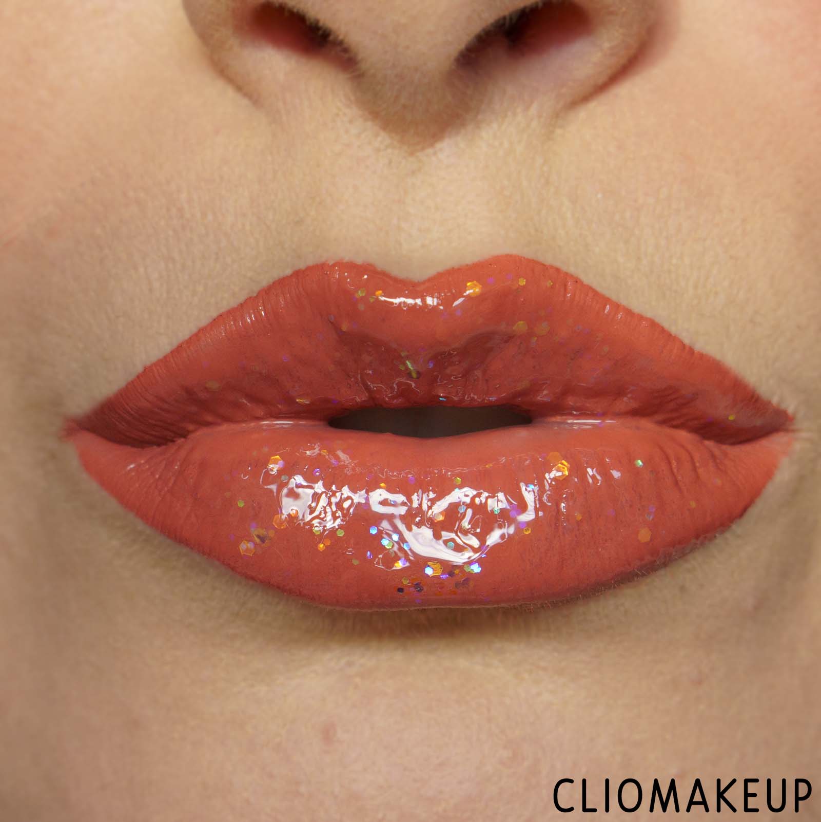 cliomakeup-recensione-gloss-essence-into-the-snow-glow-sparkly-lip-topper-12