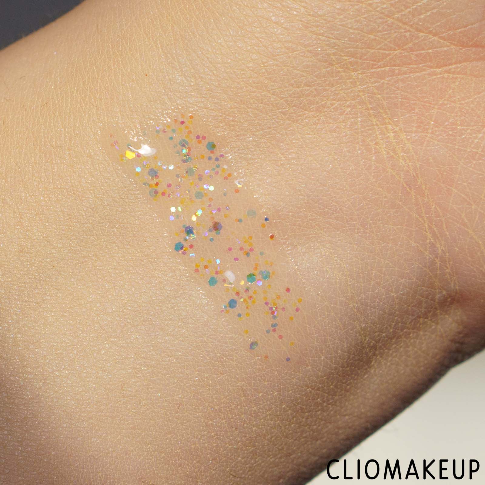 cliomakeup-recensione-gloss-essence-into-the-snow-glow-sparkly-lip-topper-6