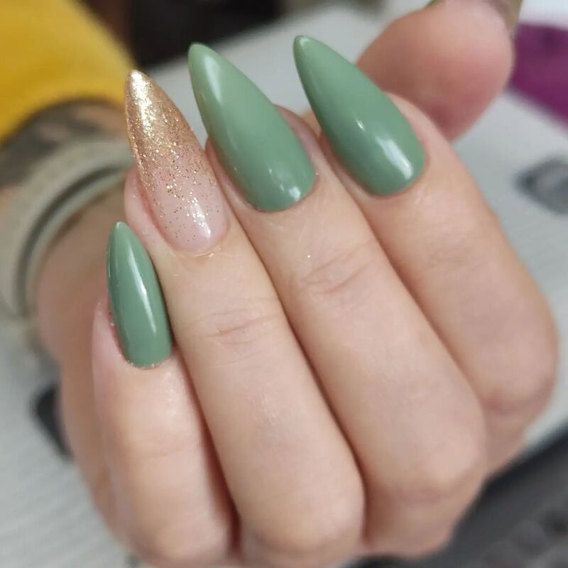 cliomakeup-unghie-celadon-green-nails-2021-accent-nail-2