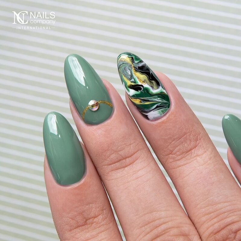 cliomakeup-unghie-celadon-green-nails-2021-accent-nail