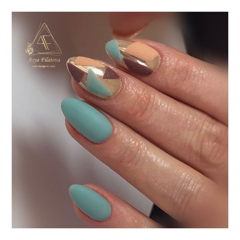 cliomakeup-unghie-celadon-green-nails-2021-specchio