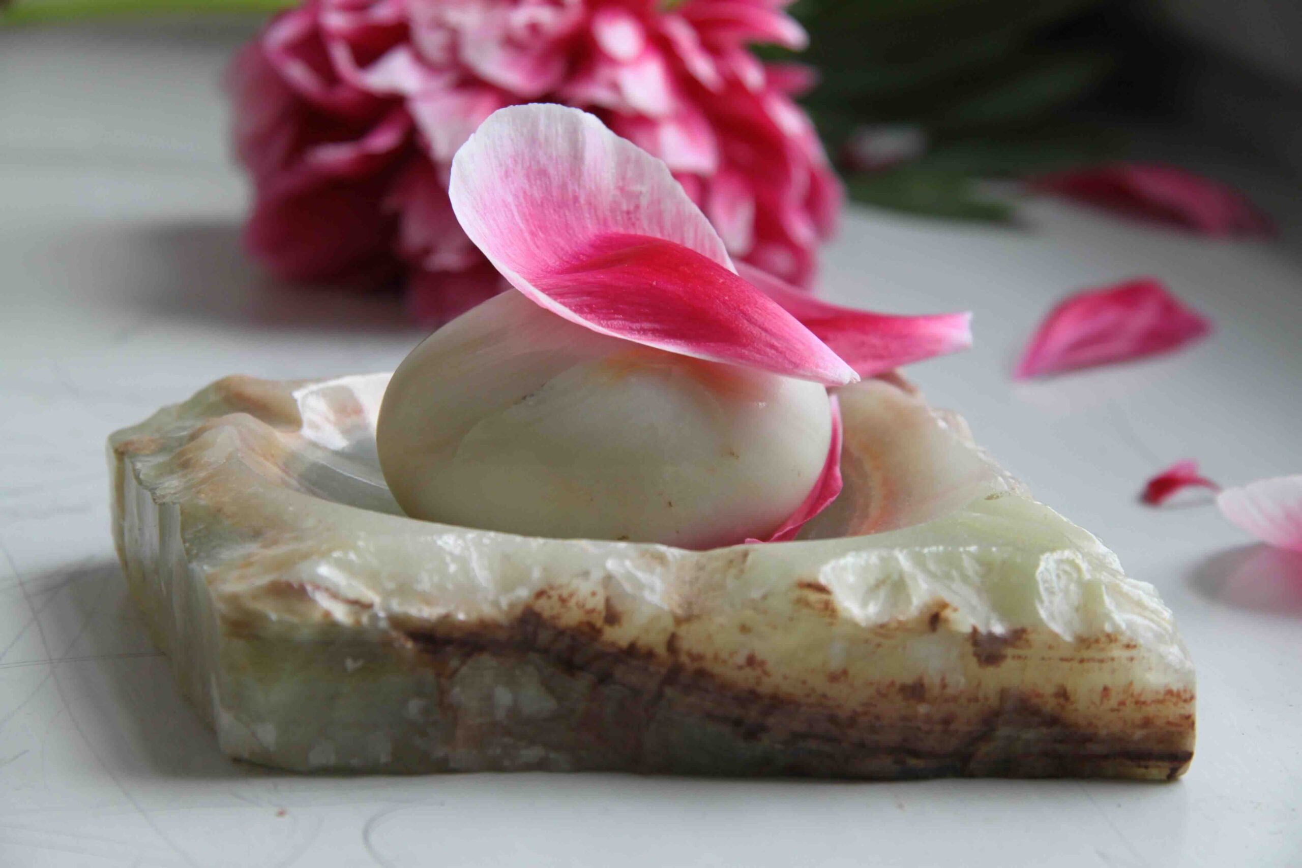 yoni-massage-pietra-fiore-petali