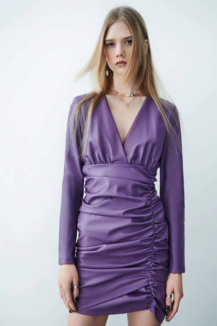 Cliomakeup-zara-primavera-2022-vestito-effetto-pelle-viola
