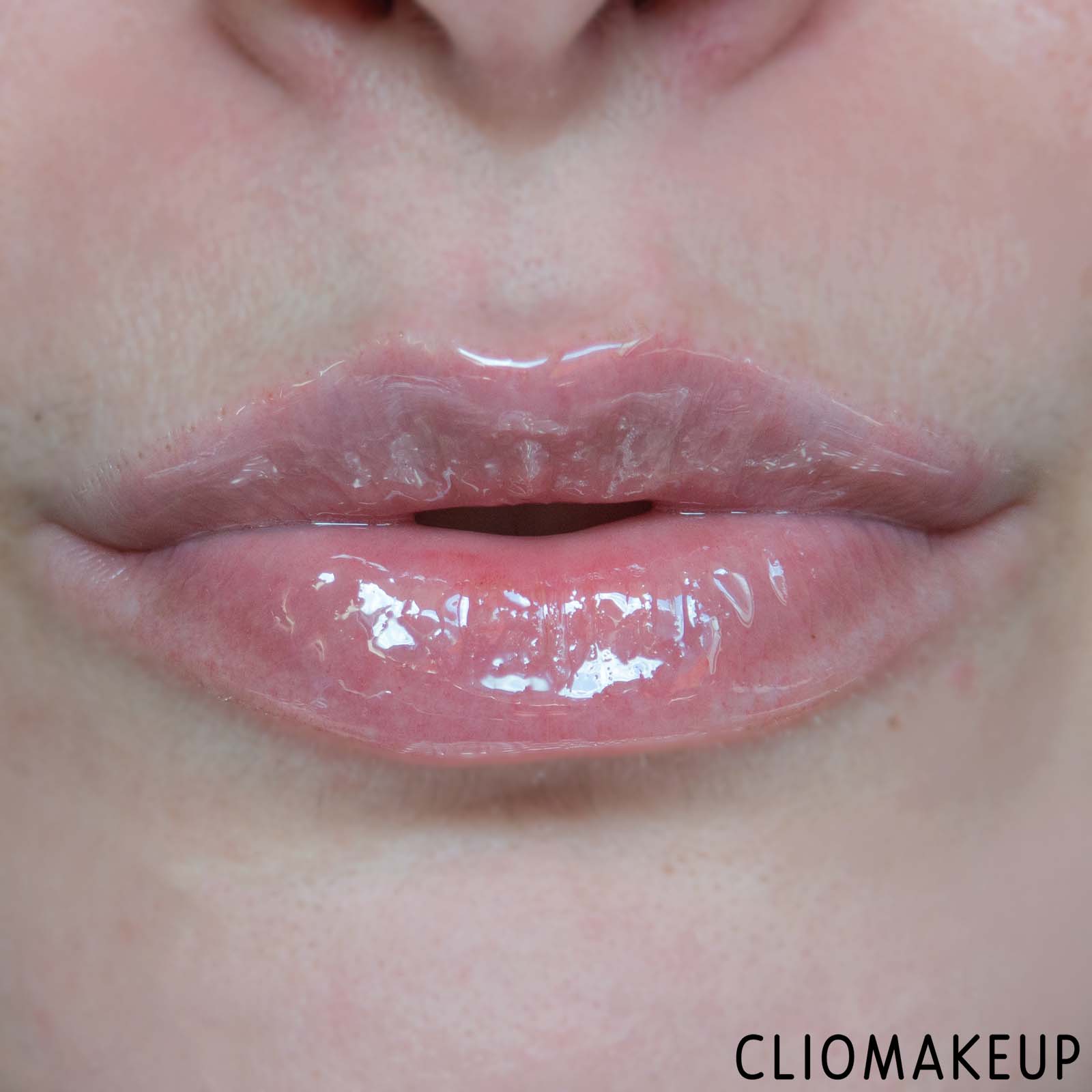 cliomakeup-recensione-gloss-revolution-pout-bomb-maxi-plump-plumping-lip-gloss-10