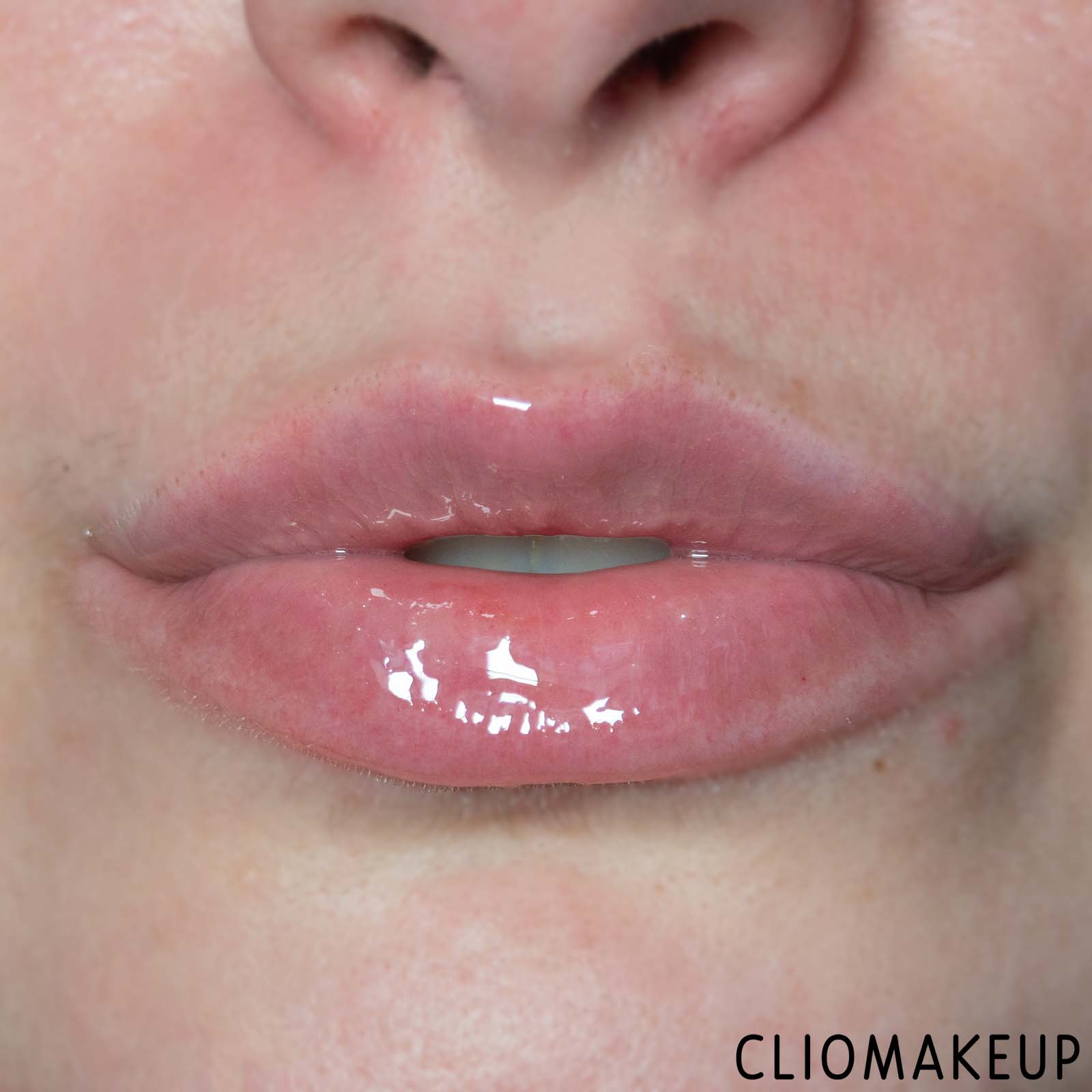 cliomakeup-recensione-gloss-revolution-pout-bomb-maxi-plump-plumping-lip-gloss-13