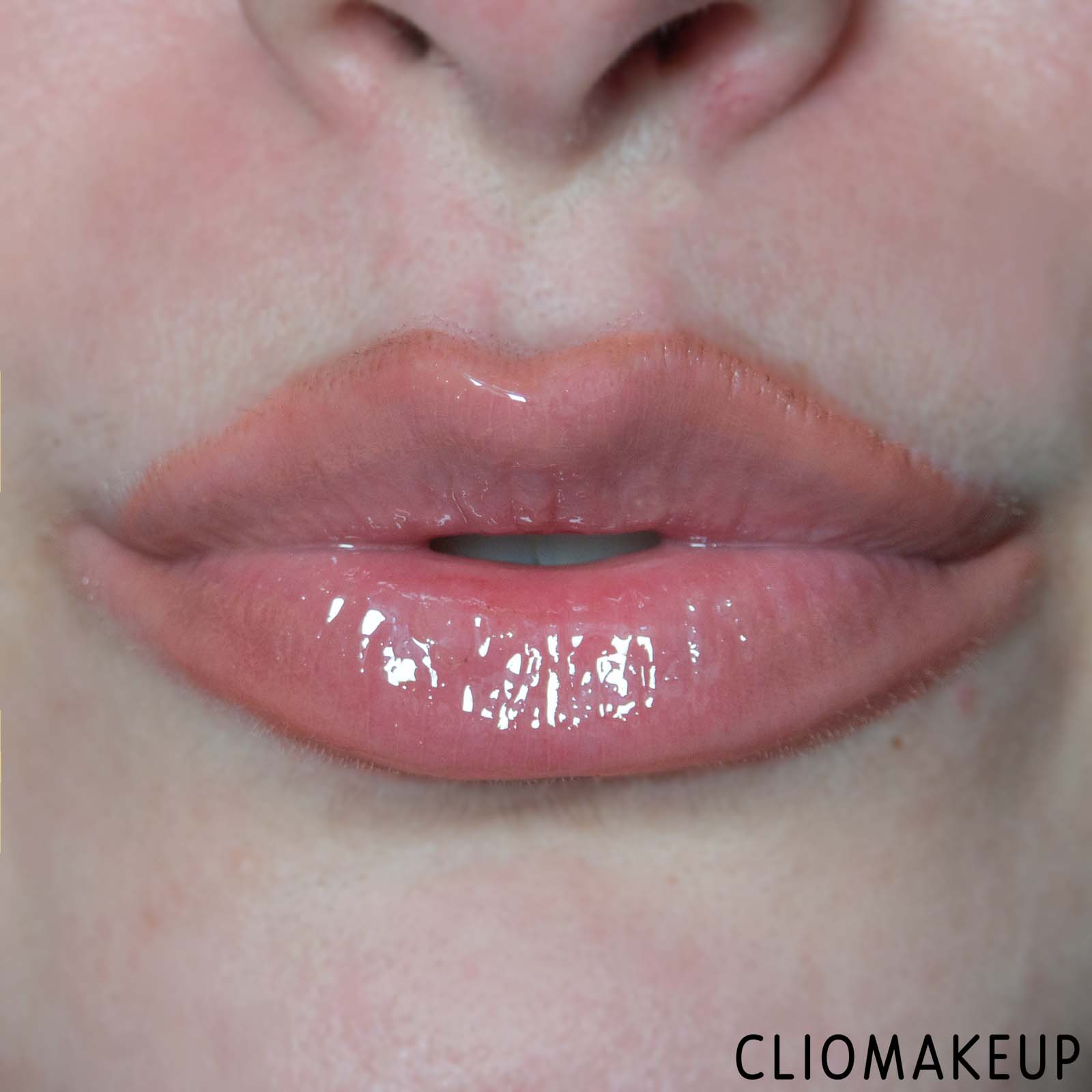 cliomakeup-recensione-gloss-revolution-pout-bomb-maxi-plump-plumping-lip-gloss-14