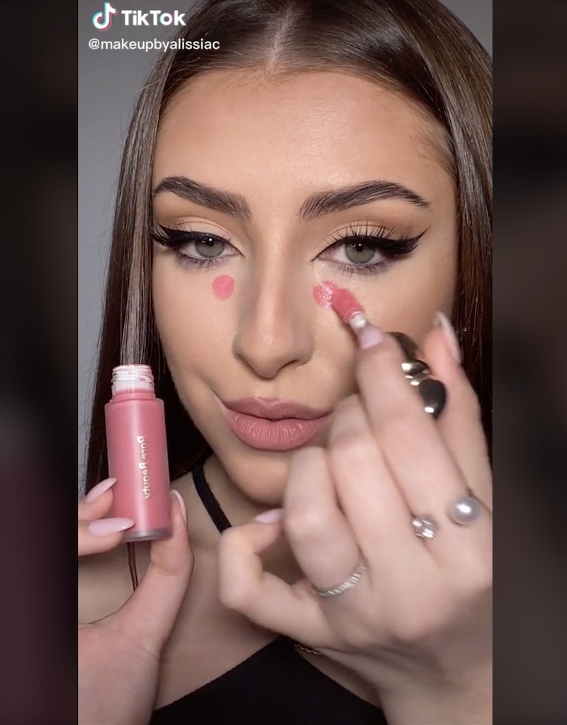 cliomakeup-make-up-trend-tiktok-2022-blush-correttore