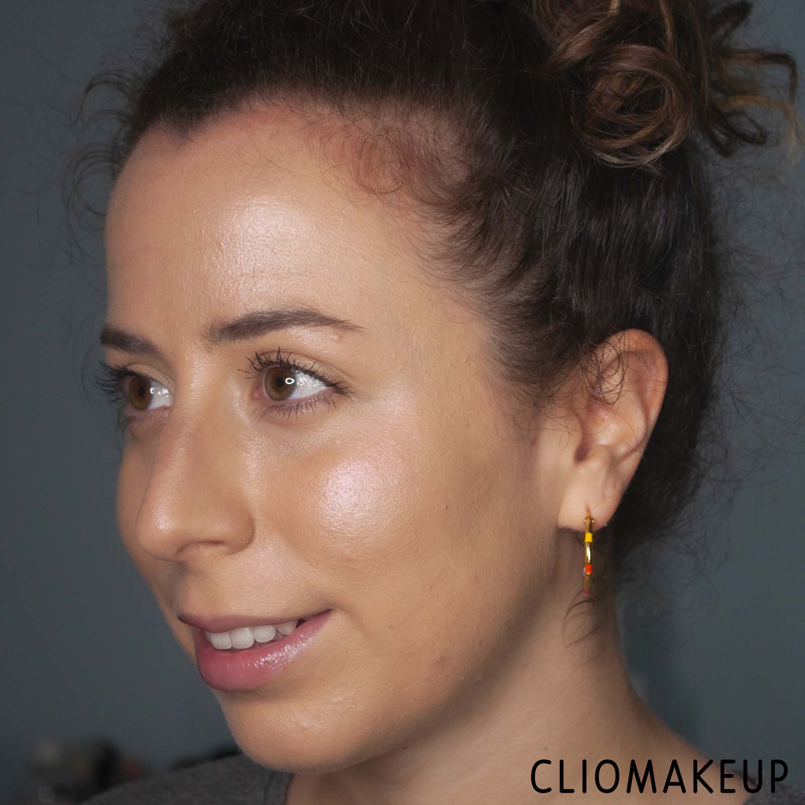 cliomakeup-recensione-illuminante-mac-wild-cherry-extra-dimension-skinfinish-11