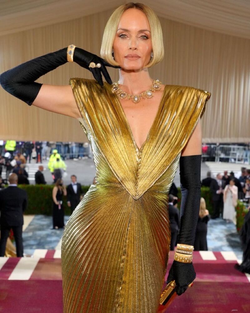 cliomakeup-tagli-capelli-corti-primavera-2022-amber-valletta