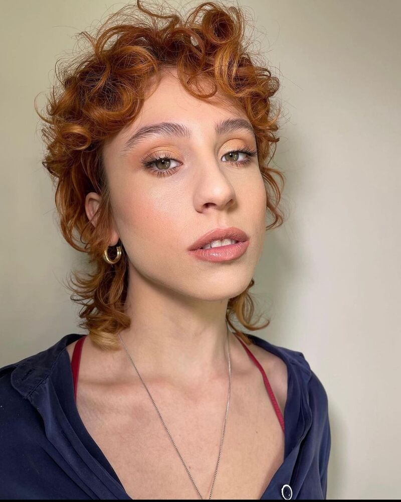 cliomakeup-tagli-capelli-corti-primavera-2022-mullet-capelli-ricci