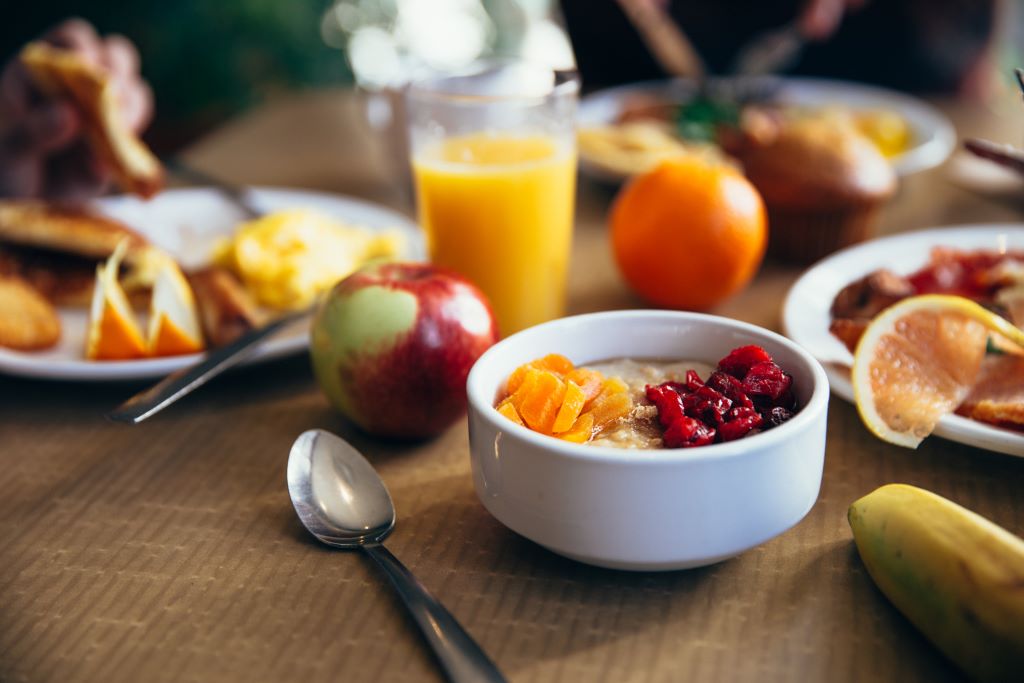 La colazione a letto per essere più felici