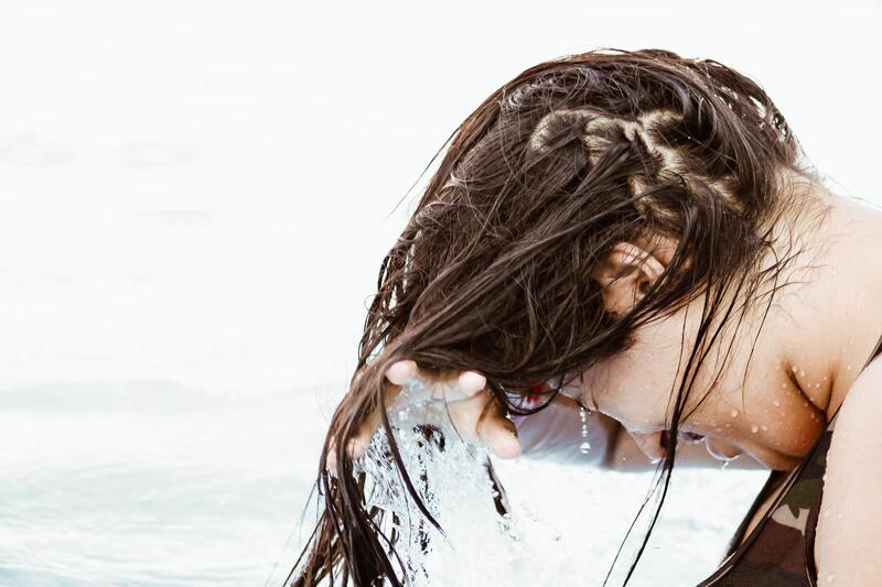 cliomakeup-come-non-far-ingiallire-capelli-mare-haircare