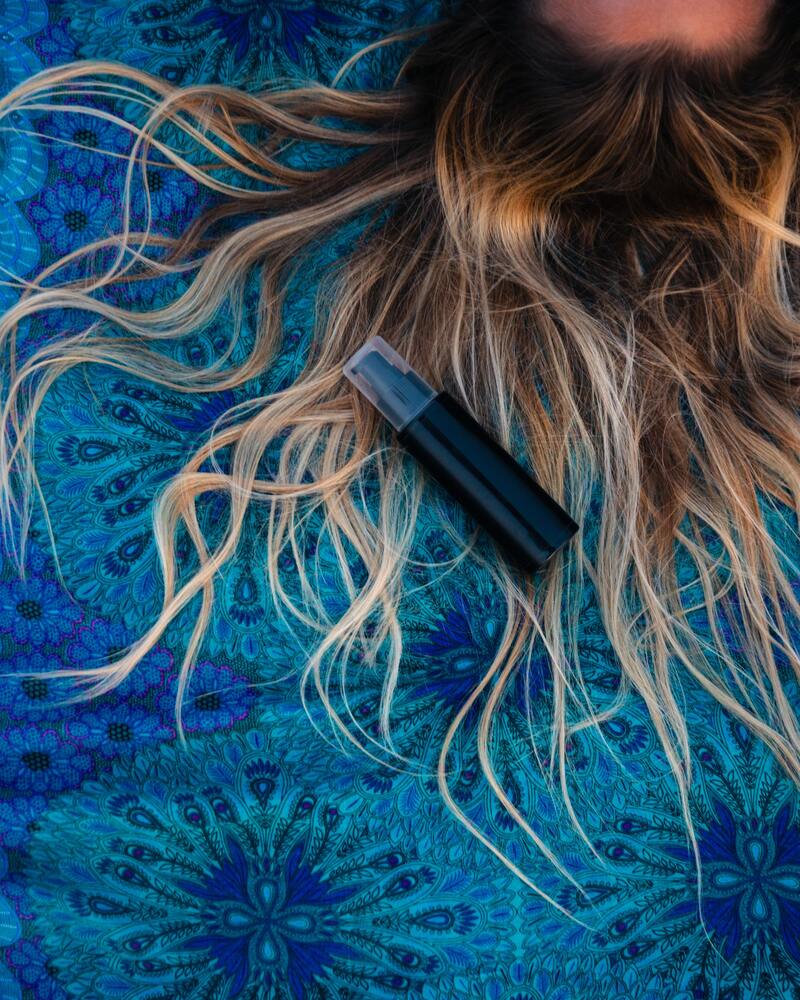 cliomakeup-come-non-far-ingiallire-capelli-mare-protezione-solare