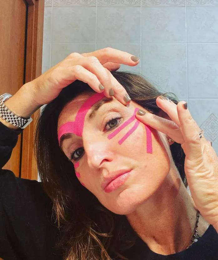 cliomakeup-effetto-botox-senza-chirurgia-face-taping-osteo-marialuisamorelli-tutorial